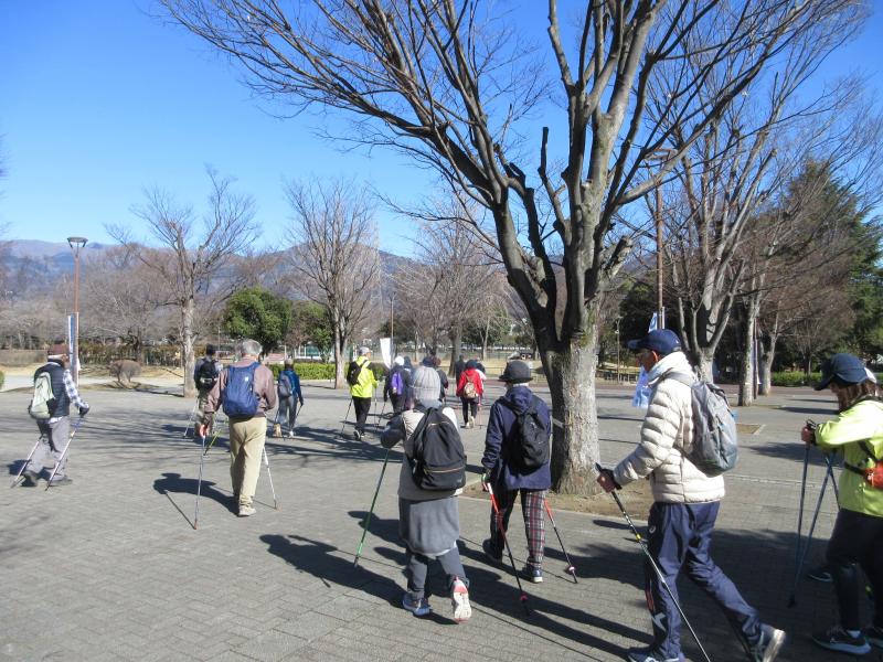 コーチが先頭で出発します