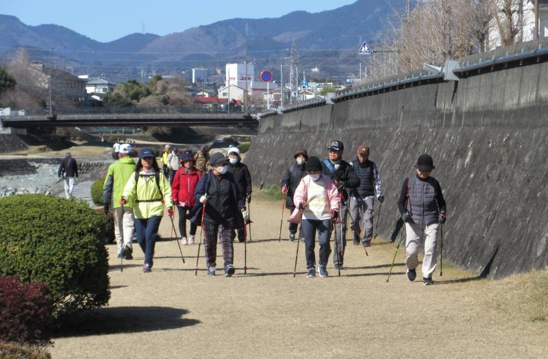 次々到着します