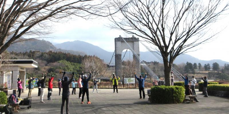 つり橋の前でウォーミングアップ