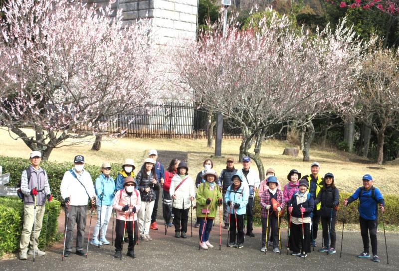 今度は梅をバックにして