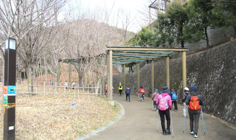 川を渡り、坂を上っていきます