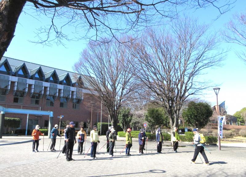 腕を振ることを意識します