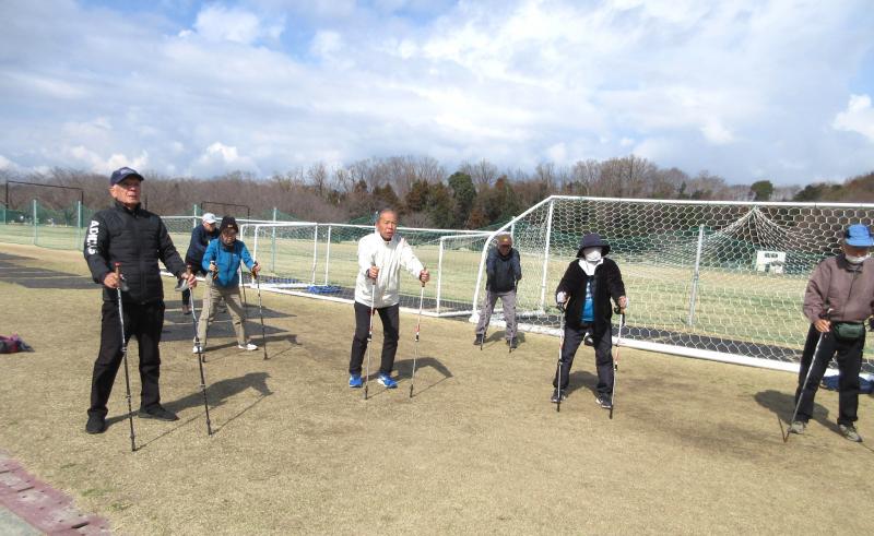 公園のトイレの前で体操