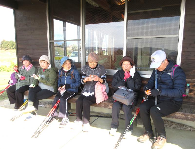 小屋で休憩ですが風が強い