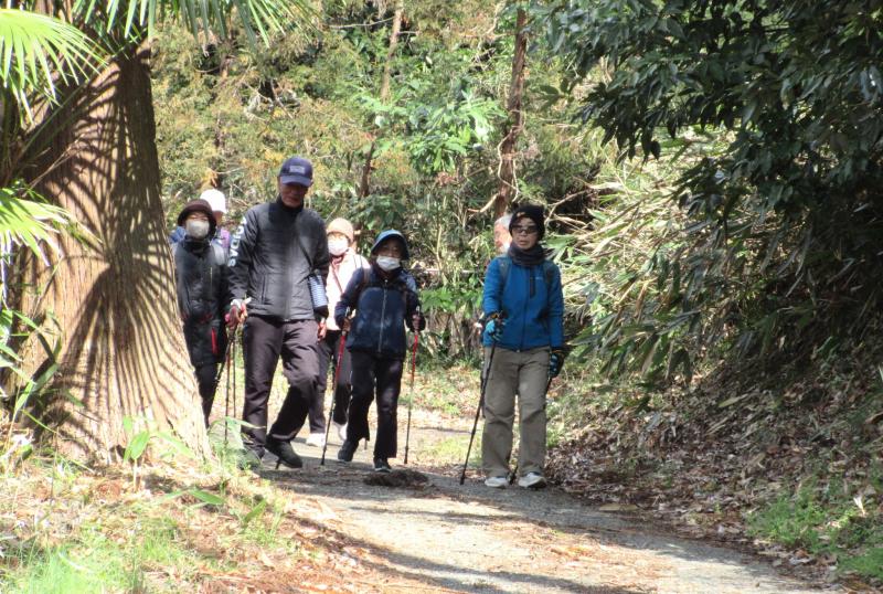 坂道を下っていきます