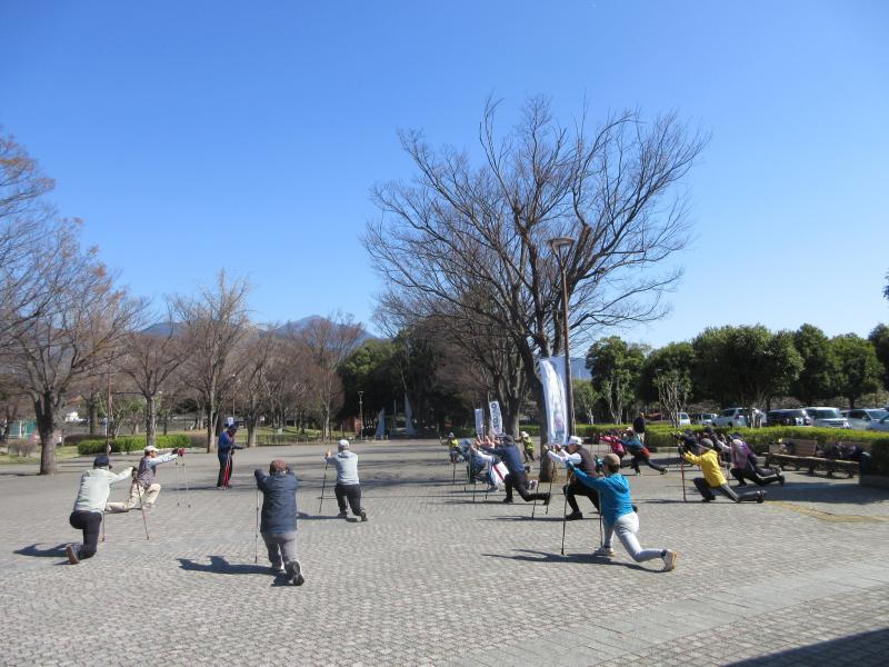 バックランジです