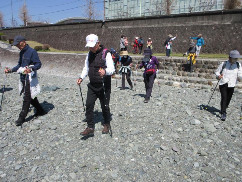 水のない川を渡ります