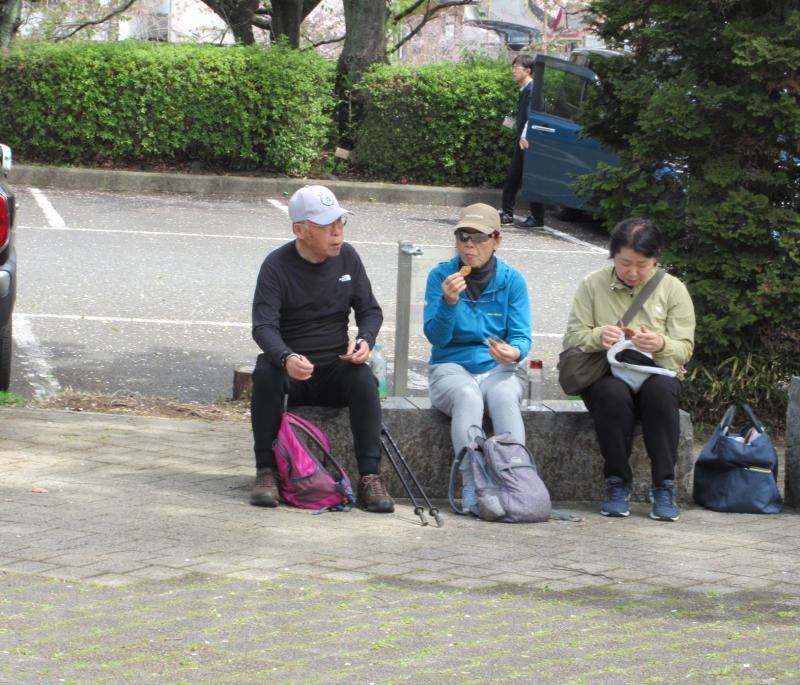 古墳公園でおやつタイム