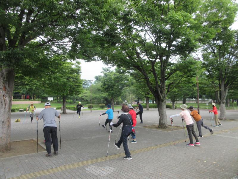木陰で準備運動してから出発