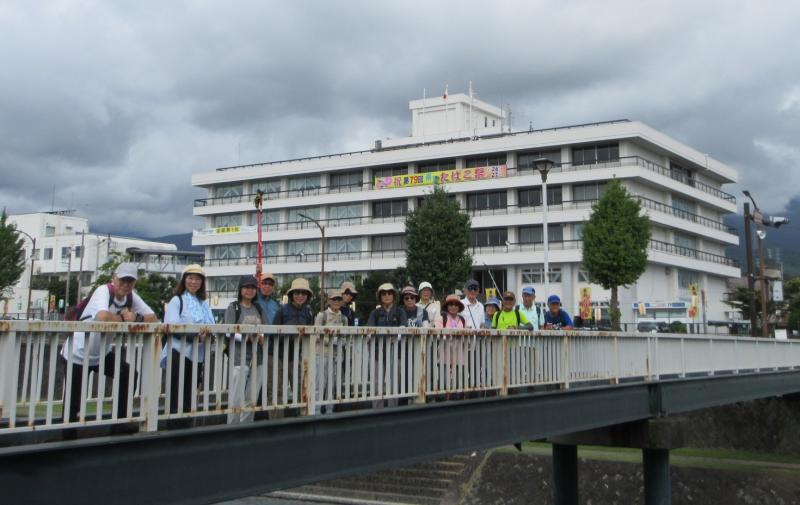 市役所にたばこ祭りの横断幕