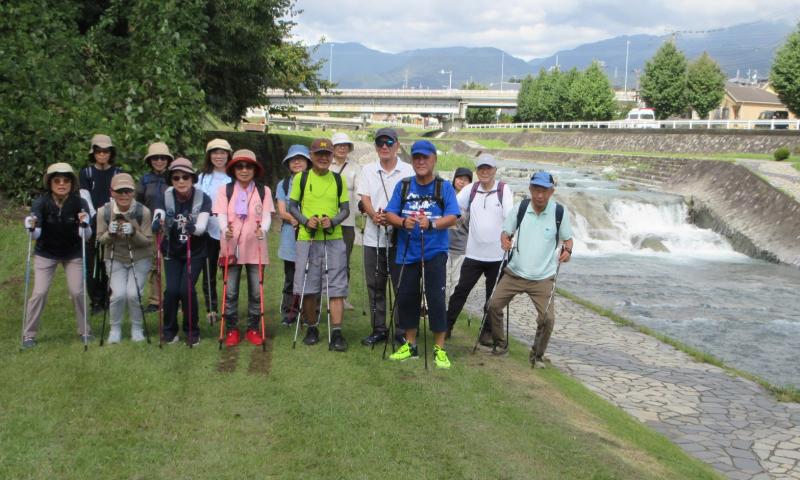 水が流れている水無川をバック