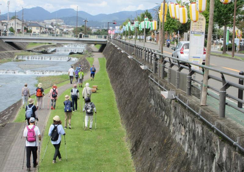 戻ります、たばこ祭りの提灯