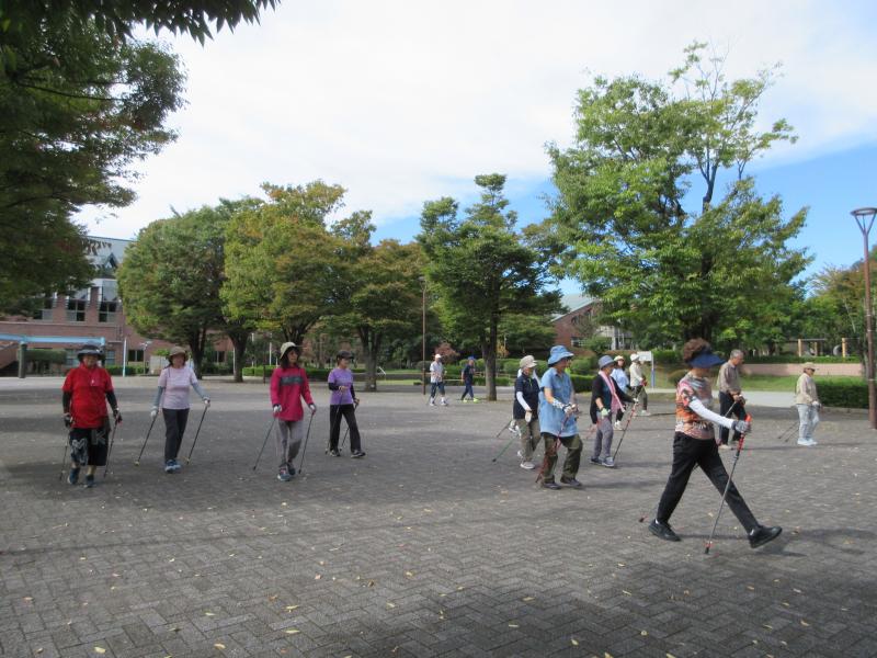 腕を振ることを意識します