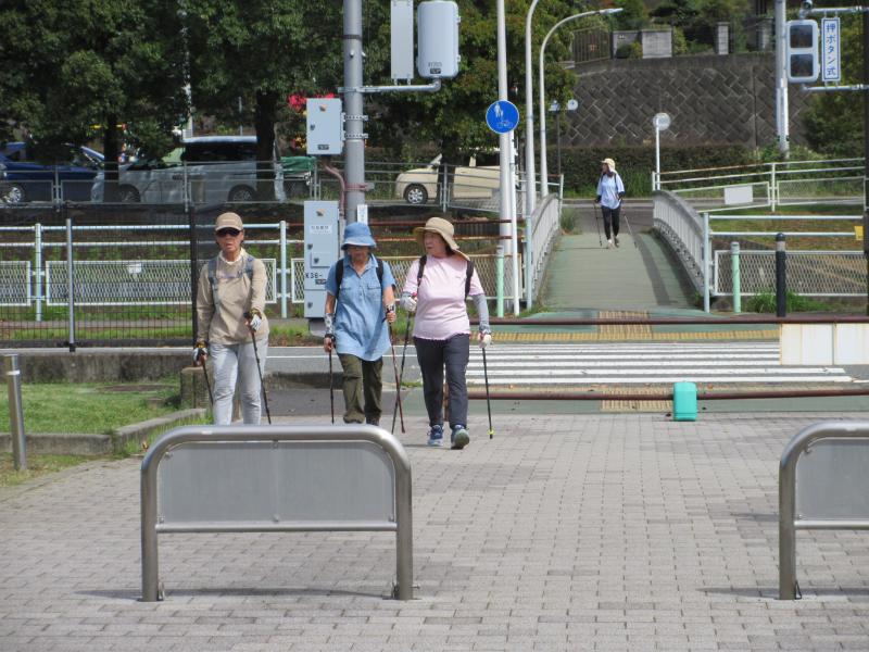 先頭グループが戻ってきました