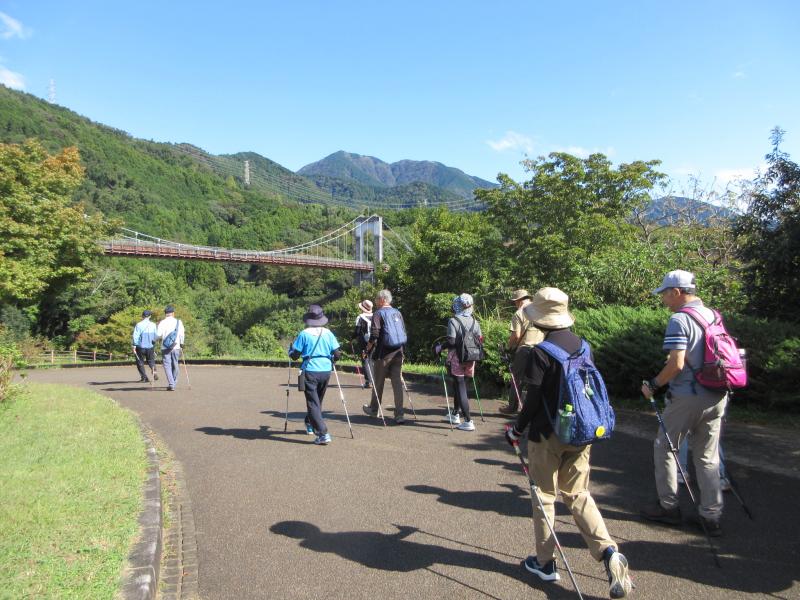 つり橋を見て下ります