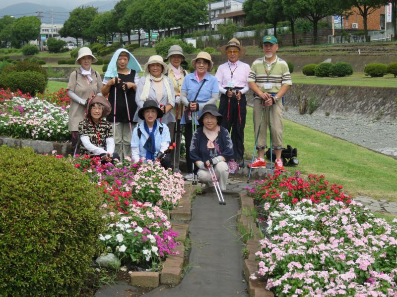 うさぎグループは水無川緑地の花壇の前