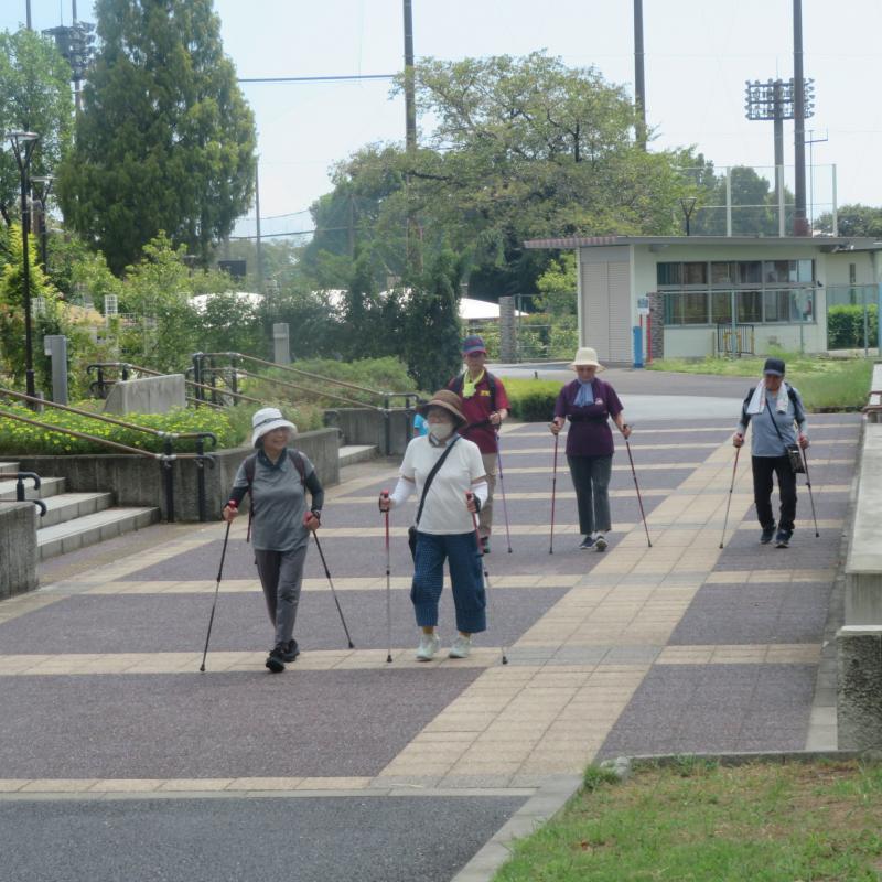 噴水公園の横を行きます