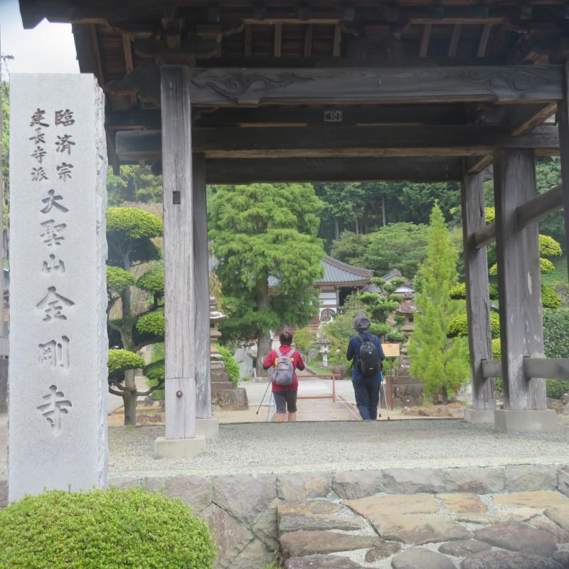 金剛寺の山門を入る