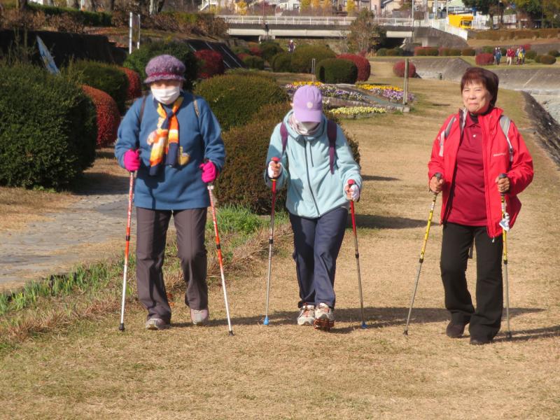 緑道で楽しく話している？