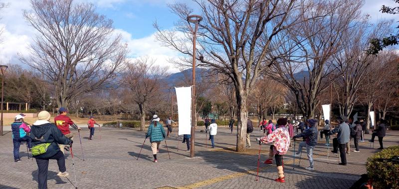 青空の元で準備体操