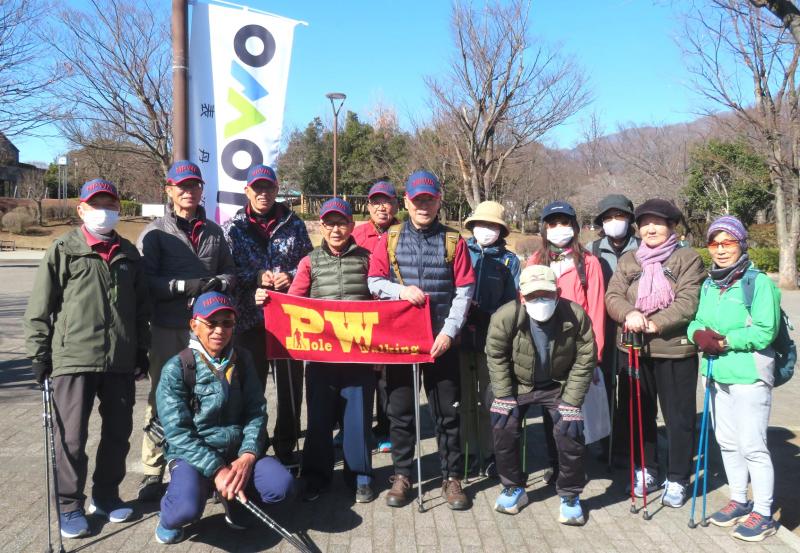 協会特製タオルを持ってコーチ陣