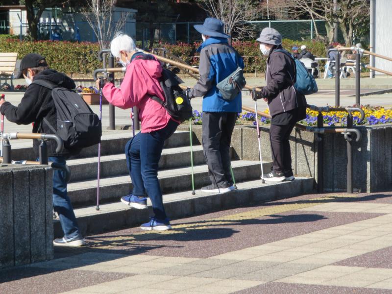 階段でステップエクササイズ