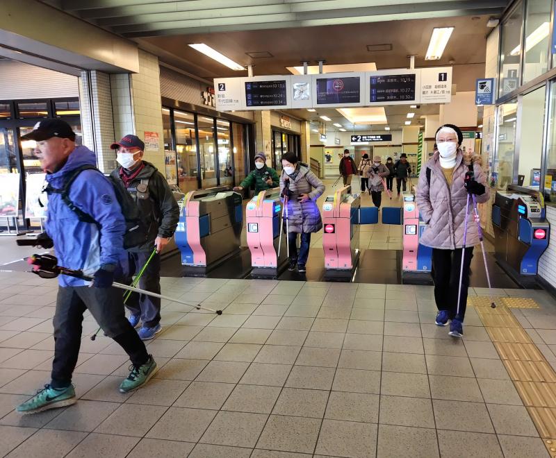 豪徳寺駅着・風が冷たい