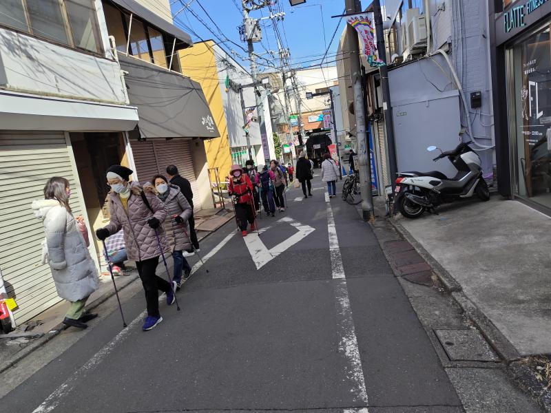 商店街を通り抜けていきます