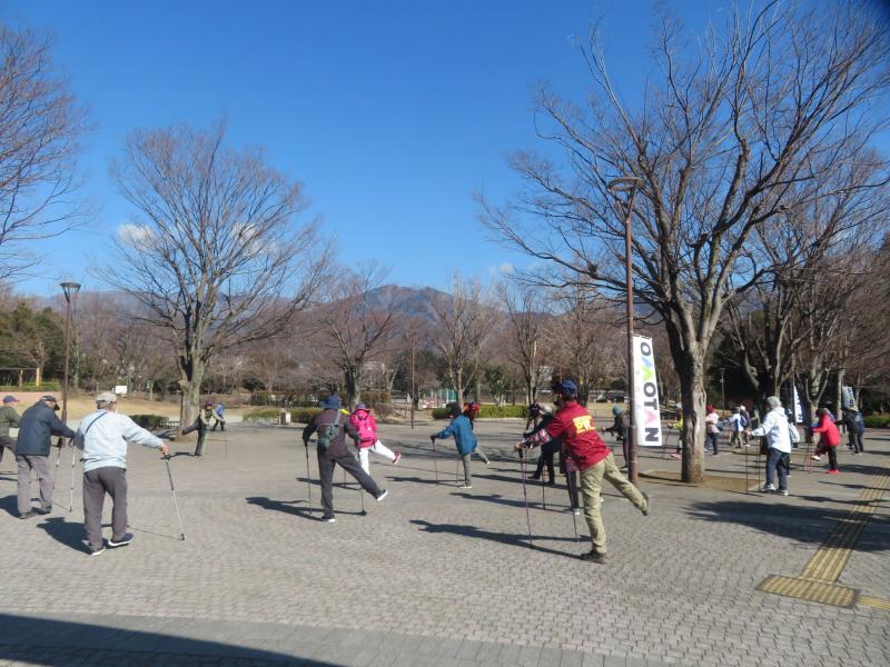 青空の元で準備体操