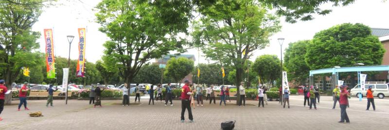 体育館前で準備運動