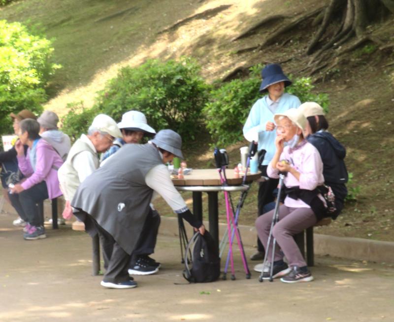 ピクニック広場でおやつ時間