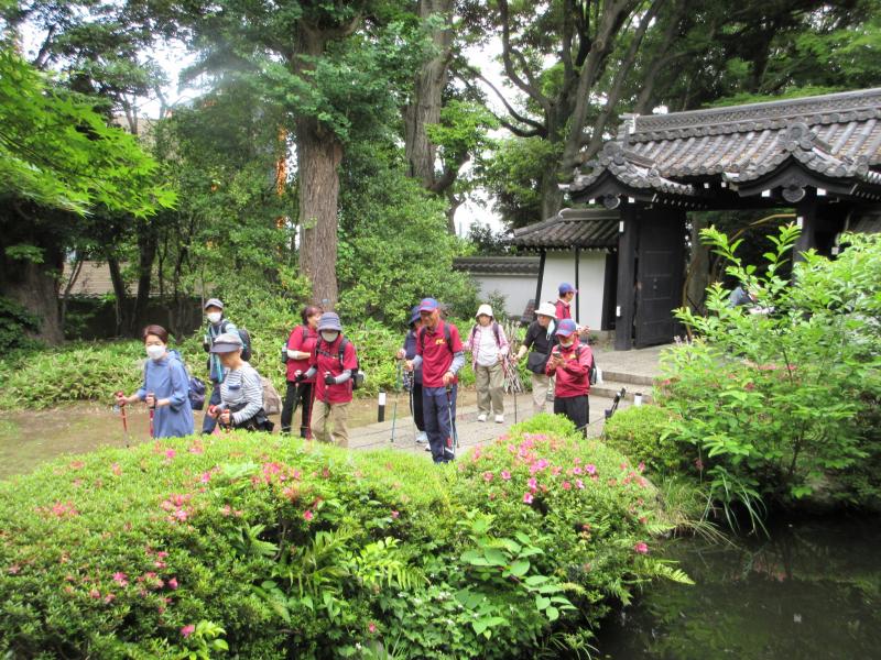 聖門から園内に