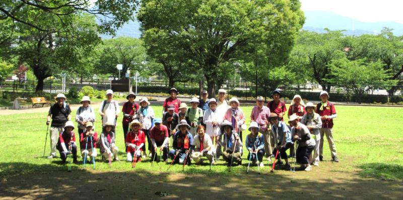 日差しが強いピクニック広場で撮影