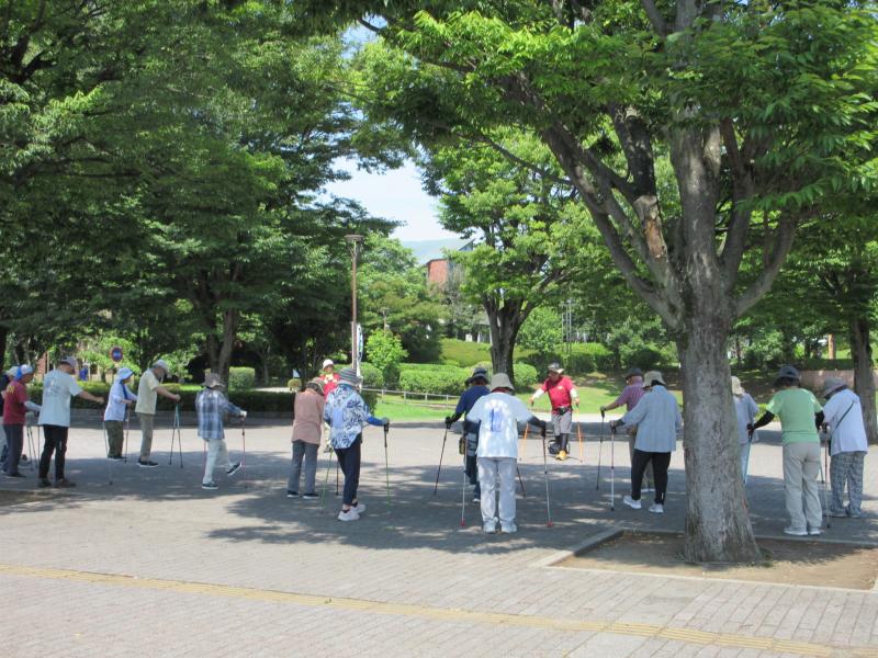 木陰を利用して準備運動