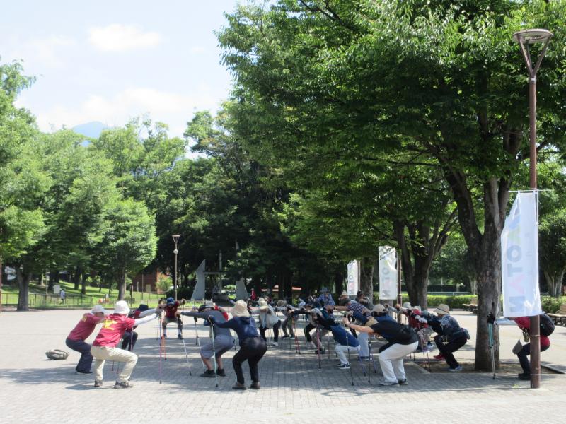 体育館前の木陰で体操