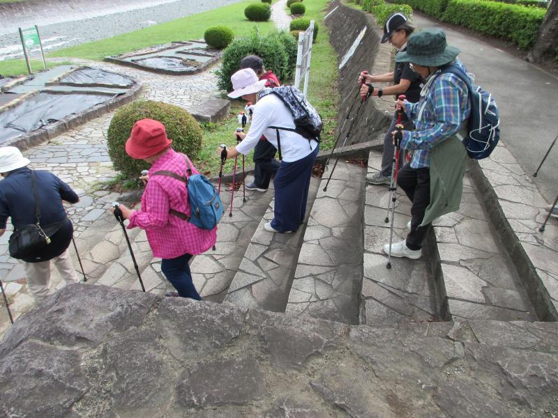 階段はポールを使います