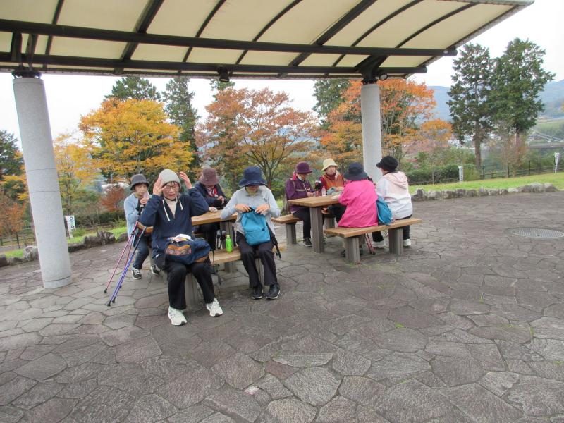 椅子に座っておやつ時間