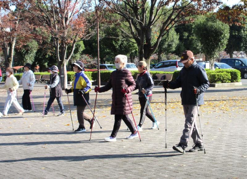 基本の歩行は歩幅を広げて