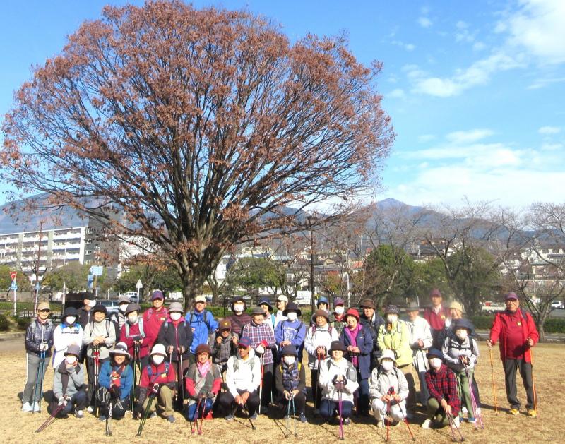 大山をバックにして