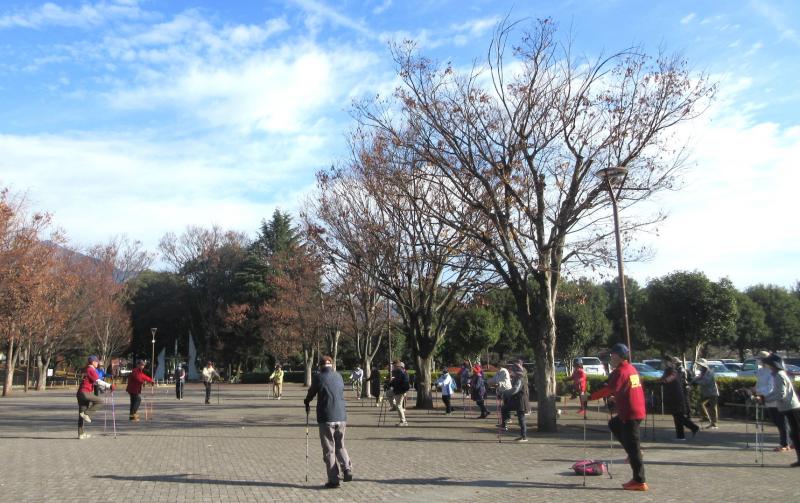 体育館前で準備運動