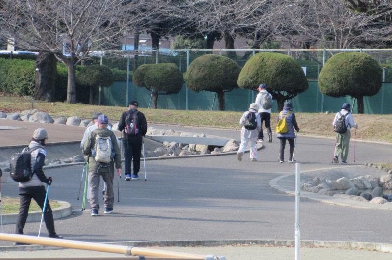 登坂はポールを使って