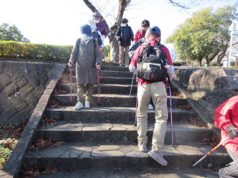 階段の降り方（足を先に）