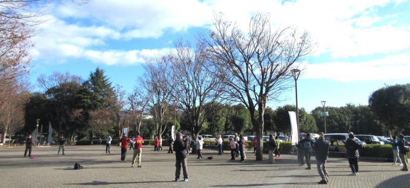 体育館前で準備運動（けがをしないように）