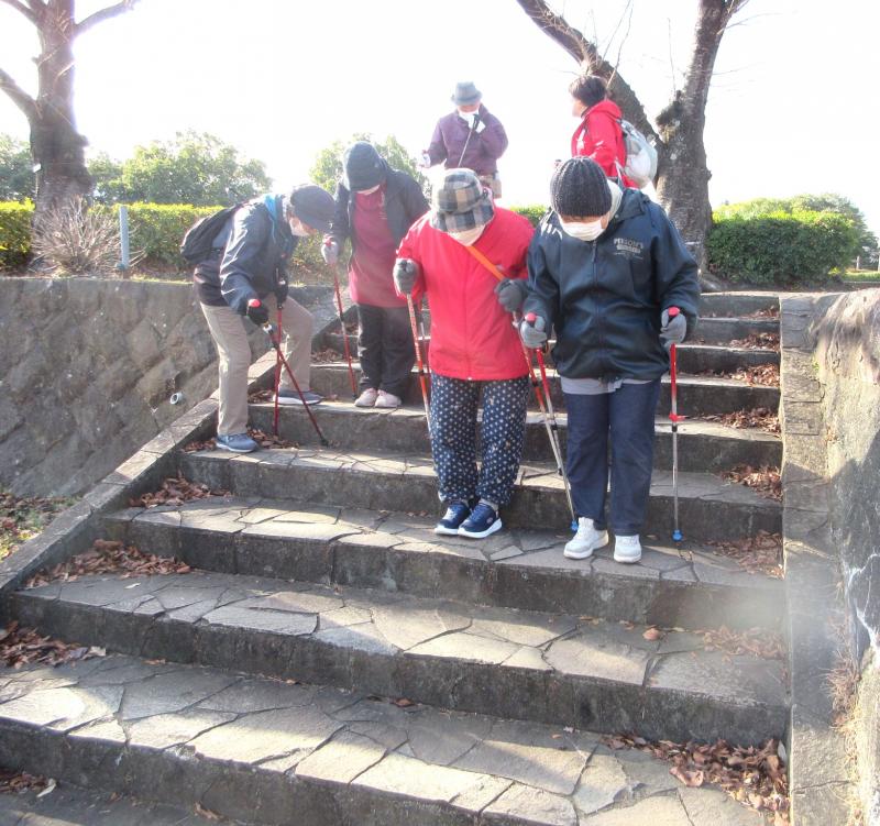 階段の降り方（足を先に）