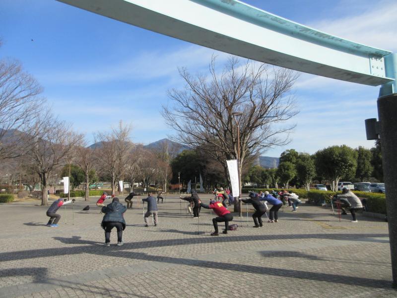 バックランジです