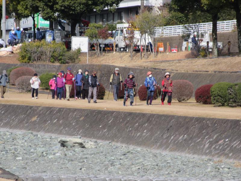 ウサギさんは左岸です