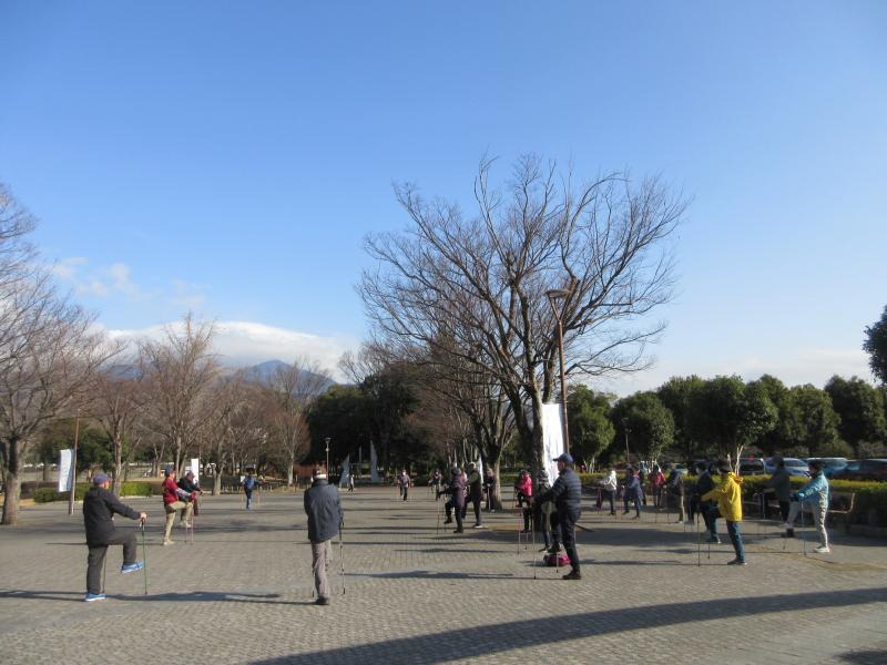 青空の下で準備運動