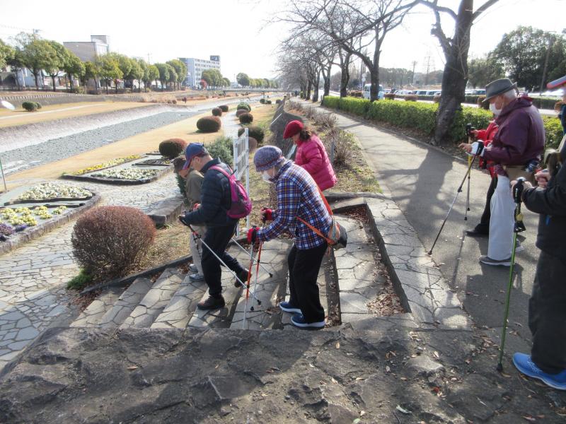 下り階段は注意して