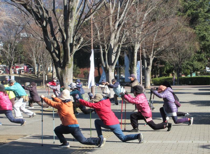 バックランジをします