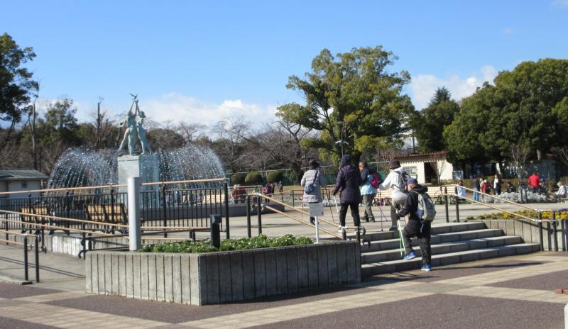 噴水の向こうには富士山？